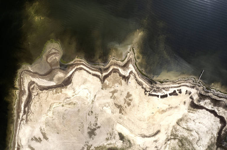 Forte estiagem faz aumentar faixas de areia na represa Guarapiranga