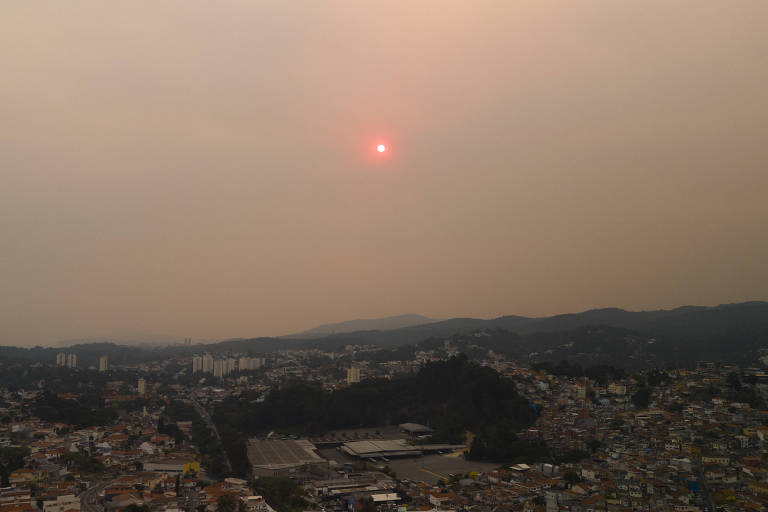 Fumaça de incêndios da amazônia e do interior do estado chegam a São Paulo e mudam cor do céu