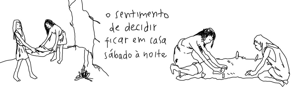 A tirinha em preto e branco de Estela May, publicada em 24/08/24, traz dois desenhos de duas mulheres pré-históricas entrando na caverna e cuidando de uma pele no chão. Entre as imagens, “o sentimento de decidir ficar em casa sábado à noite”