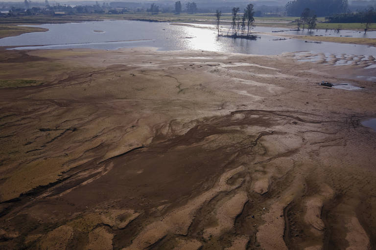 Em julho, água ainda estava acumulada após enchente no local