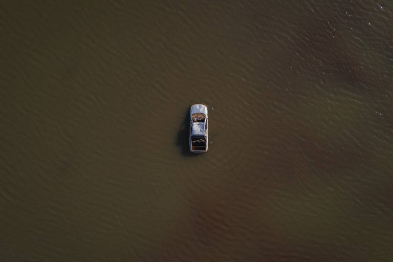 Imagem aérea mostra outro carro arrastado por enchente na propriedade de Fernando Mallmann