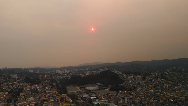 Céu de São Paulo tomado por fumaça, com sol avermelhado, por volta das 16h30, na zona oeste da capital