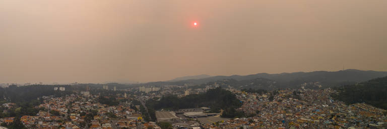 Céu de São Paulo tomado por fumaça, com sol avermelhado, por volta das 16h30, na zona oeste da capital