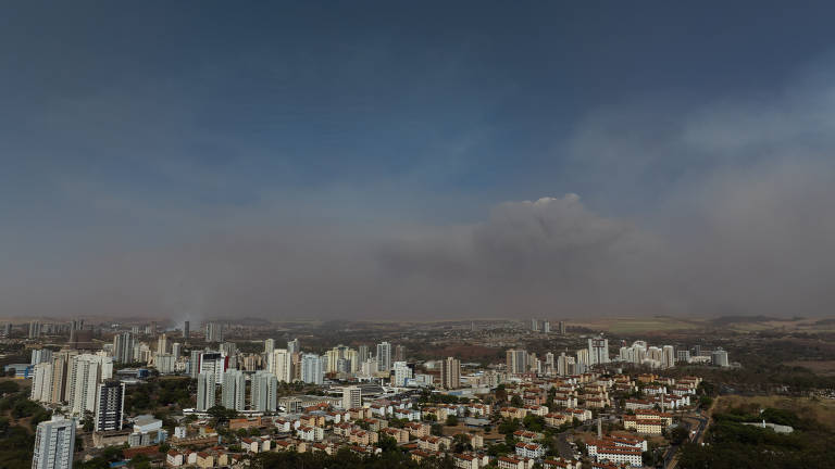 Fumaça encobre o céu de Ribeirão Preto (SP); incêndios na região pioraram a situação do ar