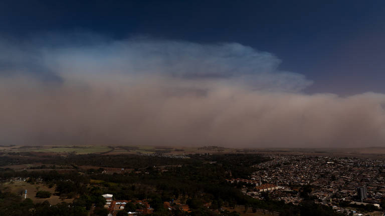 Fumaça encobre o céu de Ribeirão Preto (SP); incêndios na região pioraram a situação do ar