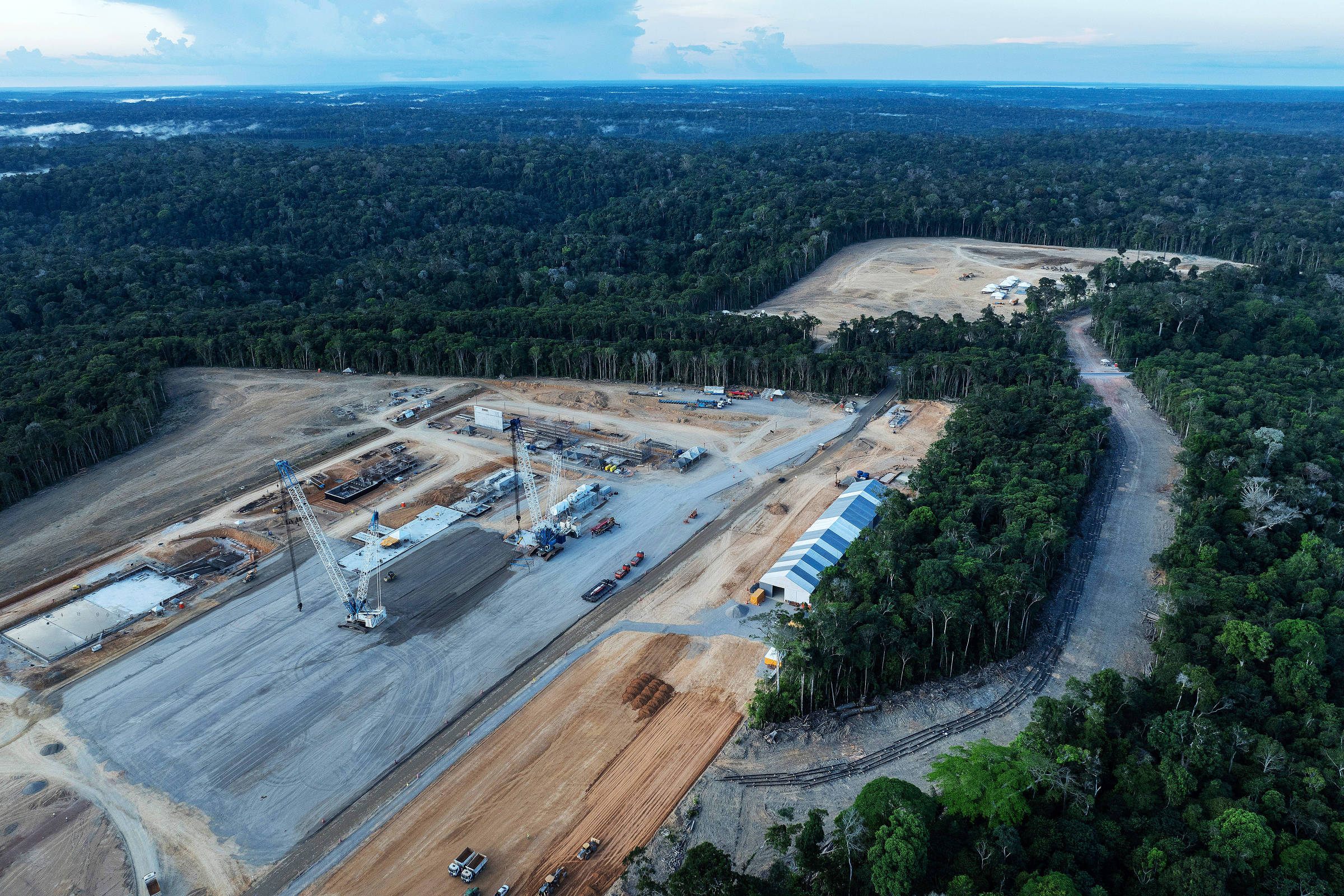 Vista de drone de canteiro de obras com gruas e outros equipamentos de construção