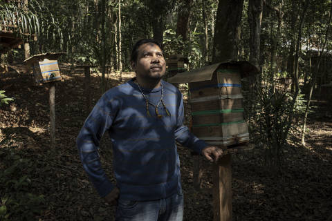 SÃO PAULO, SP, BRASIL, 16-07-2024: Retrato do indígena Guarani Marcio Karai Vera Mirim (39), que trouxe espécies localmente extintas de abelhas para o meliponário localizado na aldeia Tekoa Yvy Pora, na Região do Jaraguá. (Foto: Bruno Santos/ Folhapress) *** FSP-SOCIAL+*** EXCLUSIVO FOLHA***