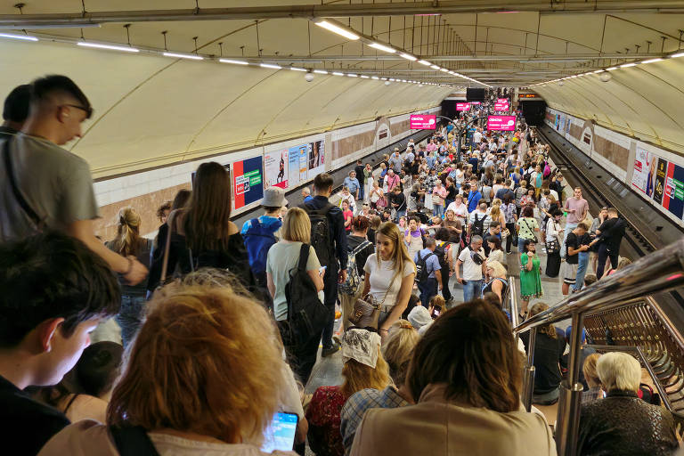 Pessoas se abrigam em estação de metrô durante ataque russo na Ucrânia; veja imagens de hoje