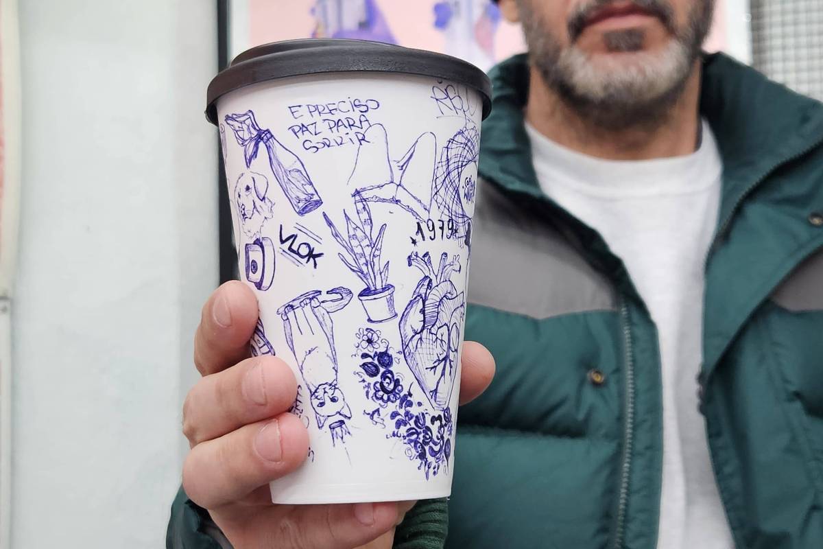 Espressos: Cafeteria lança copo com arte de grafiteiro do grupo d'Os Gêmeos