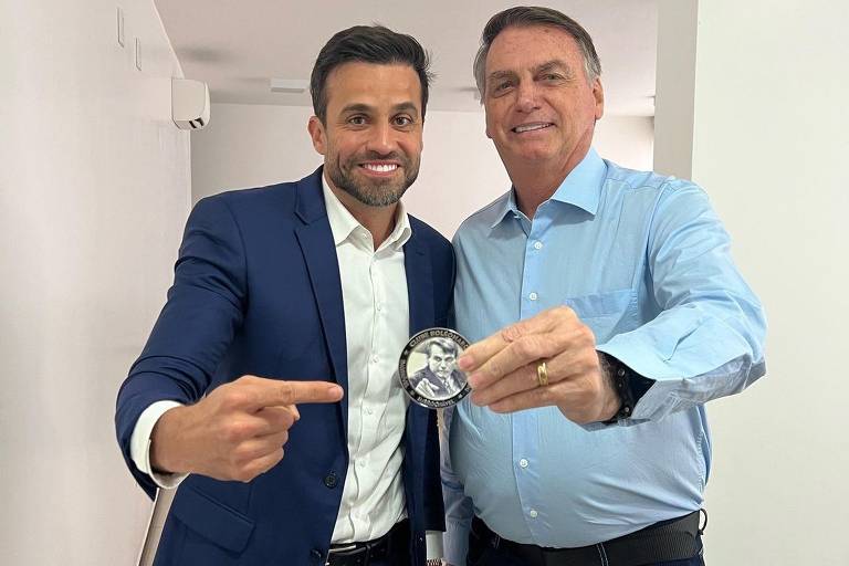 O empresário e autodenominado ex-coach Pablo Marçal (PRTB) passou os últimos dias trocando fogo com a família Bolsonaro nas redes sociais e em declarações públicas. Na foto, que é de junho, ele recebe a medalha de "imbrochável" do ex-presidente