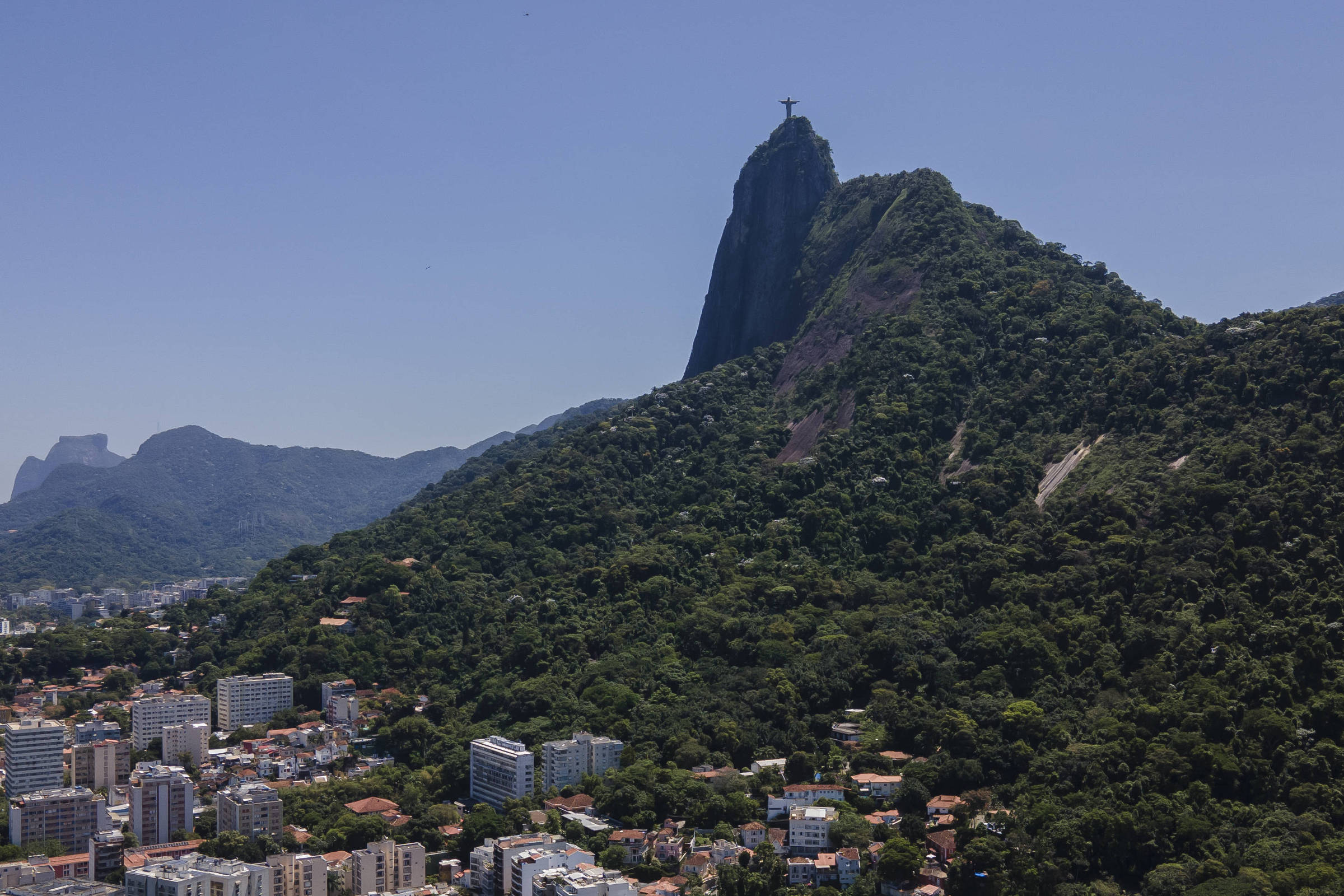 Helicópteros de turismo são proibidos de voar perto do Cristo Redentor, no Rio