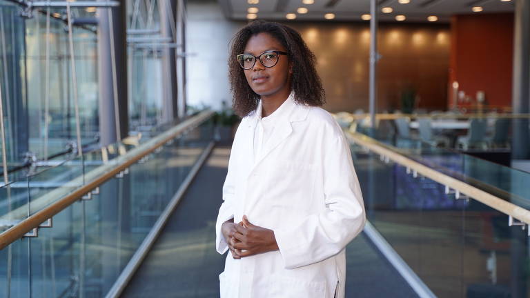 A nutricionista brasileira Thaiany Goulart, no New Research Building, da Harvard Medical School