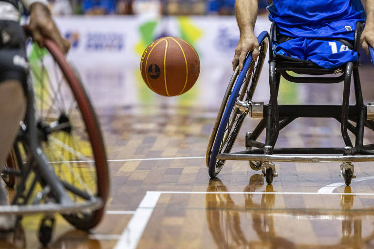 Bola de basquete em meio a duas cadeiras de rodas