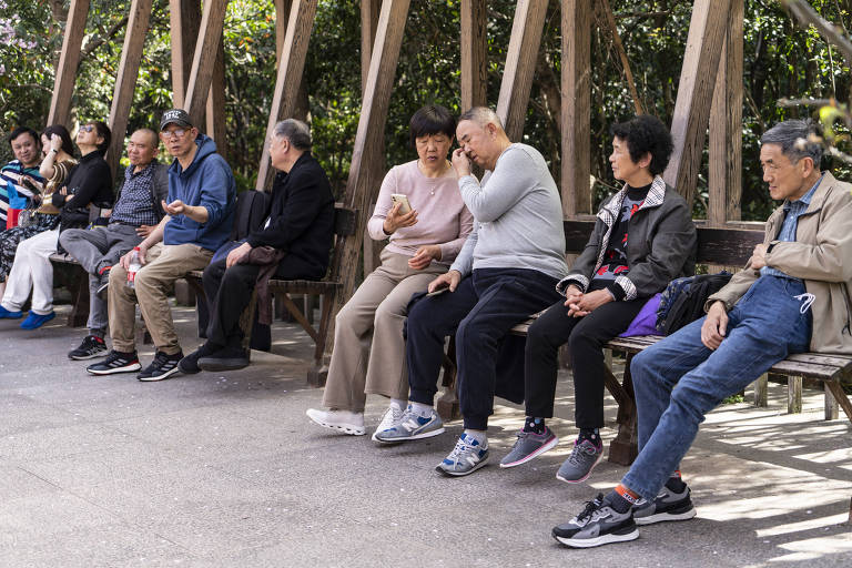 Pessoas conversam no Parque do Povo, conhecido por ser um lugar para encontros, em Xangai, na China