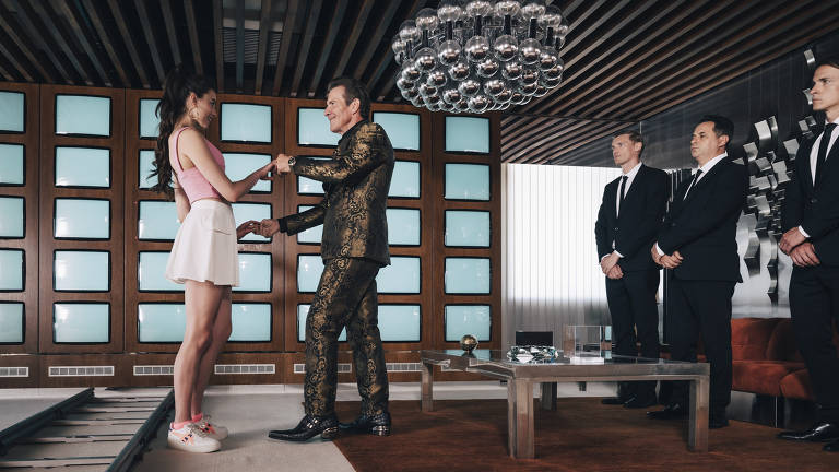 Margaret Qualley e Dennis Quaid em cena do filme "A Substância", de Coralie Fargeat