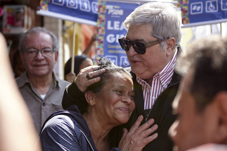 Candidato pelo PSDB à Prefeitura de São Paulo, Datena abraça uma fã na Vila Nova Cachoeirinha