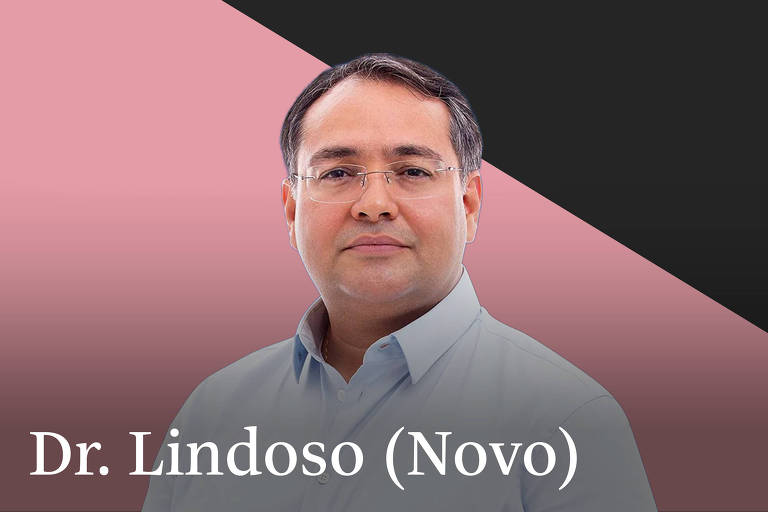 Lindoso é um homem branco de cabelos pretos e grisalhos partidos de lado. Ele usa óculos de armação fina e veste camisa branca. Ao fundo uma montagem com duas cores na diagonal