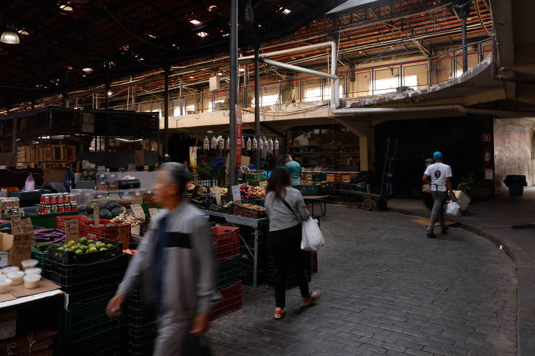 Pessoas circulam em mercado que vende alimentos em São Paulo