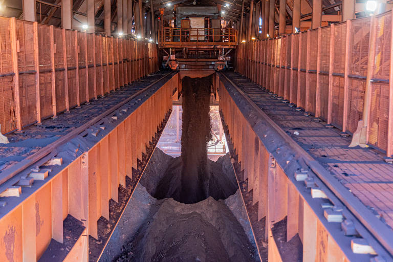 Descarga do transportador de minério que alimenta a pilha do complexo minerário S11D