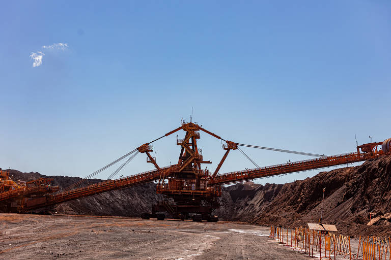 O S11D, ao contrário da maior parte dos complexos em Minas Geais, tem poucos caminhões e a extração e transporte do minério são feitos quase que de forma autônoma