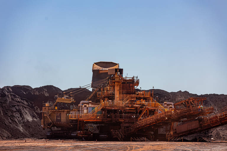 O S11D, ao contrário da maior parte dos complexos em Minas Geais, tem poucos caminhões e a extração e transporte do minério são feitos quase que de forma autônoma