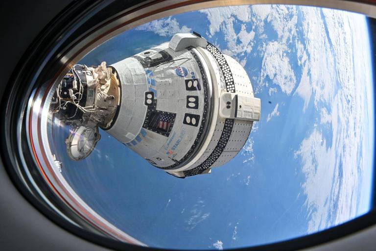 Cápsula Starliner acoplada à Estação Espacial Internacional