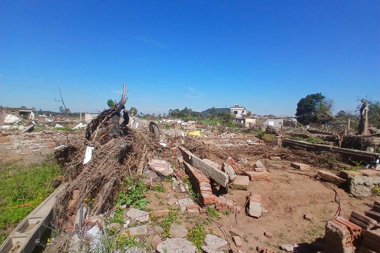 Quatro meses após enchentes, Cruzeiro do Sul (RS) segue destruída