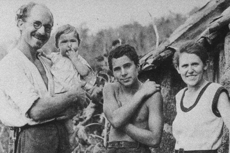 Heinz, Rolf, Harry e Margret Wittmer na ilha de Floreana, em 1933, uma familia branca