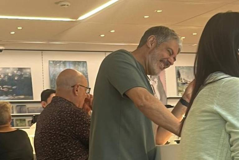 Em foto colorida, homem aparece em restaurante de um museu