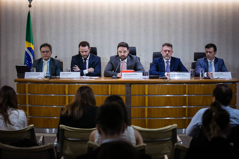 Secretários da equipe econômica sentados na mesa durante em coletiva do PLOA (Projeto de Lei Orçamentária) de 2025