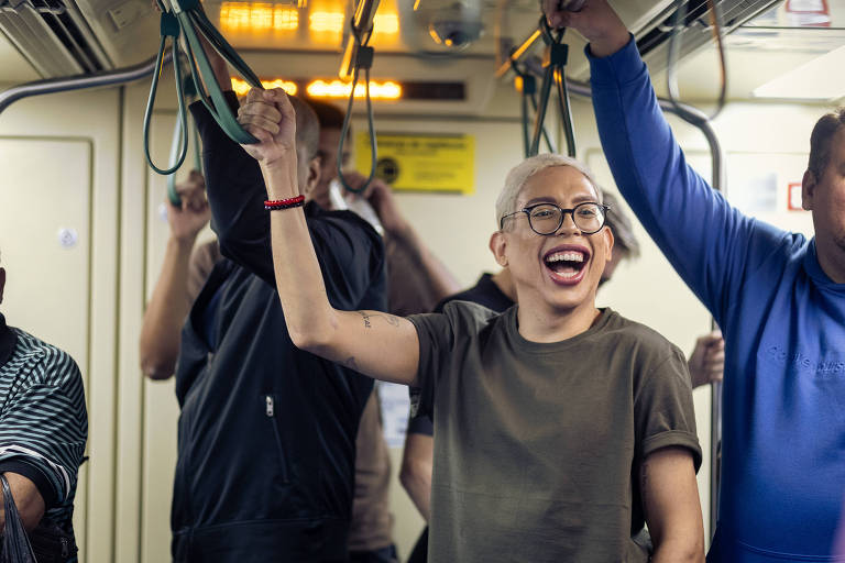 homem branco no metrô