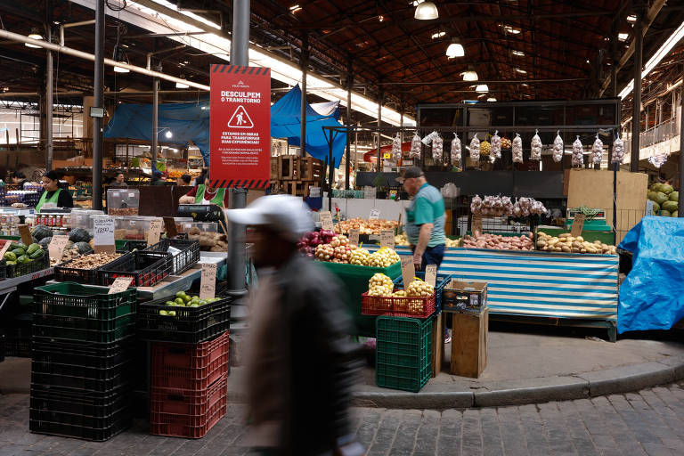 Pessoas circulam em mercado no centro histórico de São Paulo