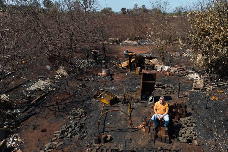 O agricultor  Nelson Cardoso Junior, 50,  em sua casa destruida pelos incendios  em acampamneto na zona rural de Pradopolis no inteiror de São Paul