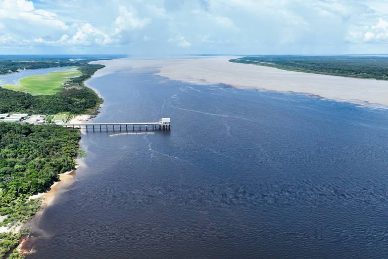 Trecho da confluência entre o rio Amazonas e o Rio Negro, em Manaus