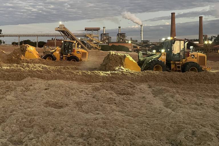 Imagem mostra máquinas movimentando bagaço de cana em unidade da Raízen produtora de etanol de segunda geração em Guariba (SP)