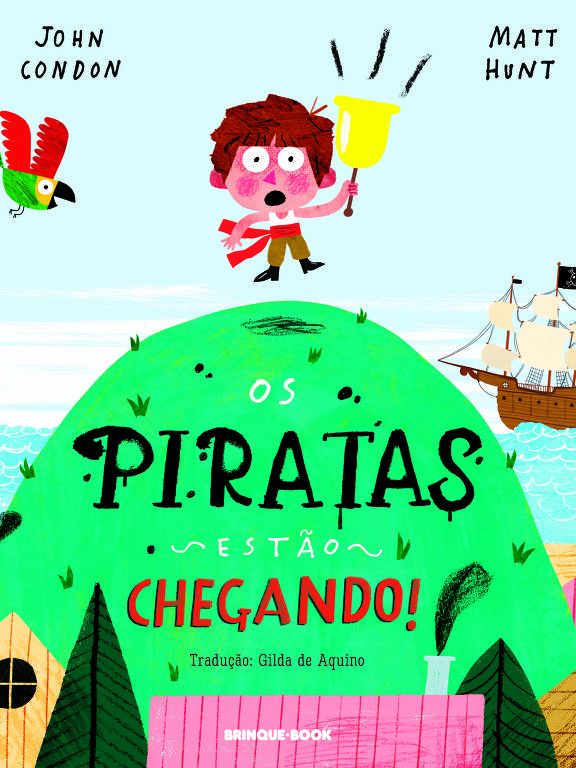 Ilustração na capa de um livro em que um menino está em cima de um morro, saltando assustado e segurando um sino, e, ao seu lado, se vê um papagaio e, ao fundo, o mar, onde há um navio pirata com uma bandeira preta com uma caveira desenhada