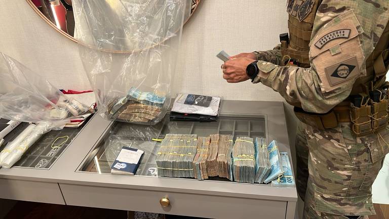 "Hoje pela manhã, a Polícia Civil do estado do Pernambuco cumpriu um mandado de prisão preventiva contra minha irmã Deolane Bezerra e minha mãe Solange Alves. A polícia de São Paulo acompanhada de autoridades policiais de Pernambuco também foram à casa da minha aqui em São Paulo a apreenderam alguns objetos de valores, entre eles, relógios e dinheiro", afirmou Dayanne Bezerra, irmã de Deolane.