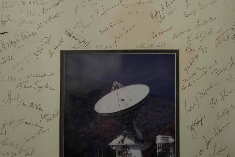 Assinaturas em foto mantida em sala de controle do Observatório de Green Bank, da Virgínia Ocidental, no leste dos Estados Unidos,