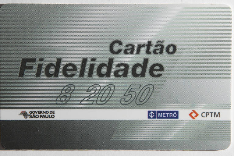 A foto exibe um modelo de Cartão Fidelidade, na cor cinza