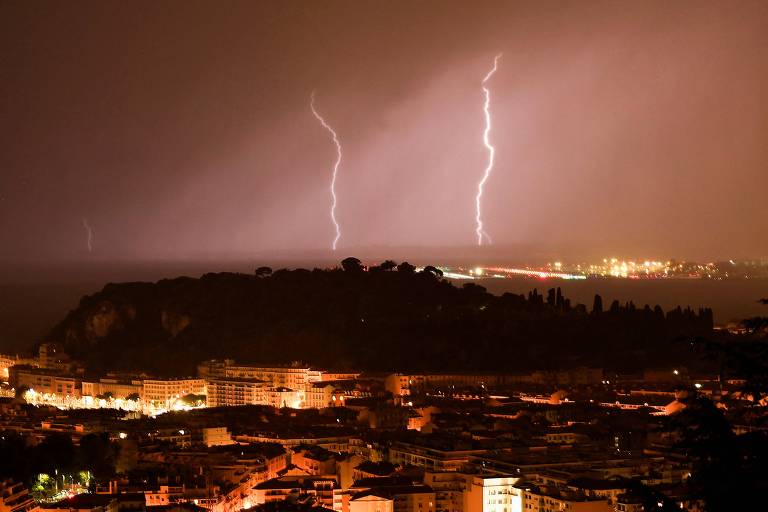 Tempestade de raios atinge Nice, no sul da França; veja fotos de hoje