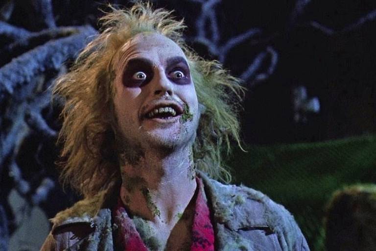 Em foto colorida, o ator Michael Keaton aparece maquiado em uma das cenas do filme de Tim Burton, Beetlejuice - Os Fantasmas se Divertem 