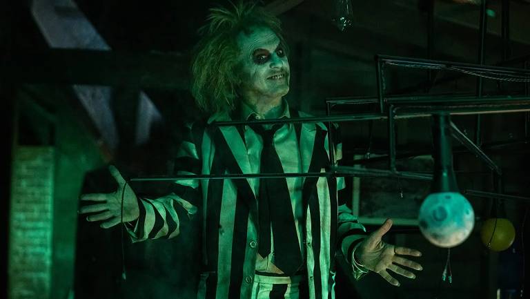 Michael Keaton em cena de "Os Fantasmas Ainda se Divertem: Beetlejuice Beetlejuice", de Tim Burton