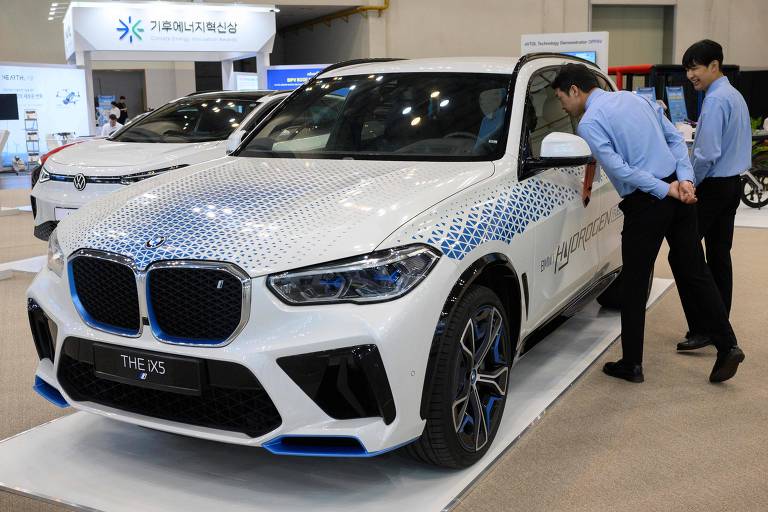 Carro BMW iX5 é exposto em evento na Alemanha; veículo é movido a hidrogênio verde e foi lançado em 2023