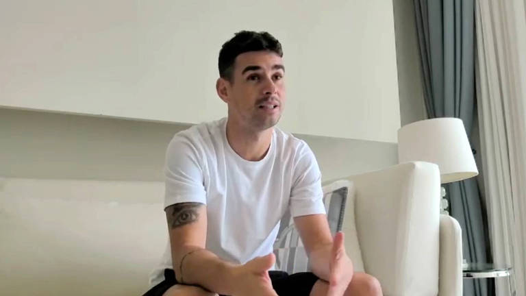 O jogador de futebol Oscar, do Shanghai Shanggang, dá entrevista em seu apartamento em Pudong, distrito de Xangai, em 2 de setembro de 2024