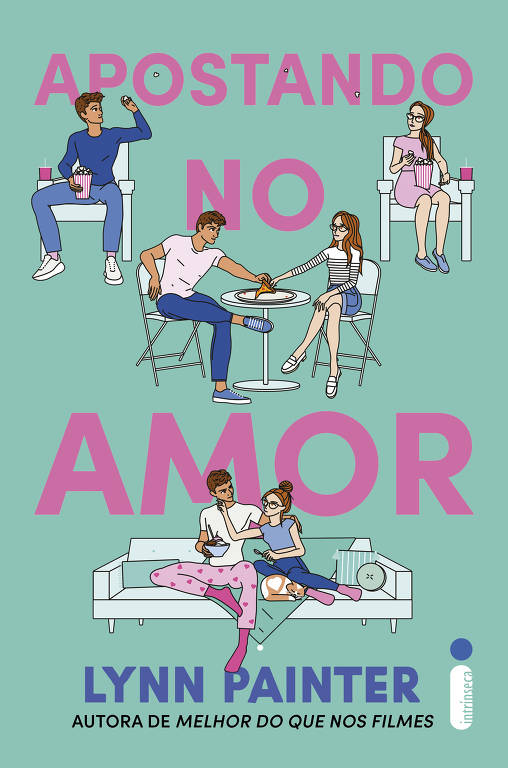 A capa do livro 'Apostando no Amor' apresenta ilustrações de quatro personagens em diferentes situações. No topo, um homem comendo pipoca e uma mulher sentada com um balde de pipoca. No meio, um homem e uma mulher compartilhando uma fatia de pizza em uma mesa. Na parte inferior, um casal sentado em um sofá, com o homem segurando uma tigela e a mulher com um copo. O fundo é verde claro e o título do livro é destacado em letras grandes e rosa, com o nome da autora, Lynn Painter, em azul.