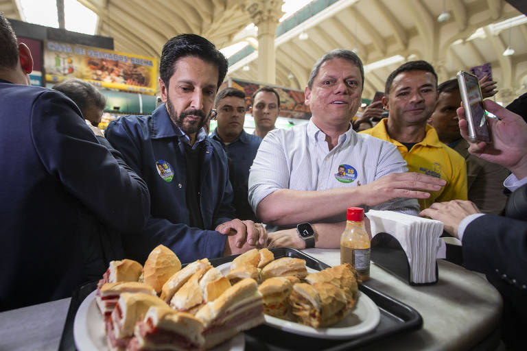 O prefeito Ricardo Nunes e o governador Tarcísio de Freitas durante visita ao Mercado Municipal, no mês passado 