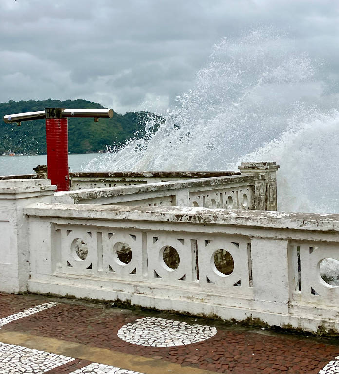 imagem de espuma de onda do mar se chocando com mureta branca