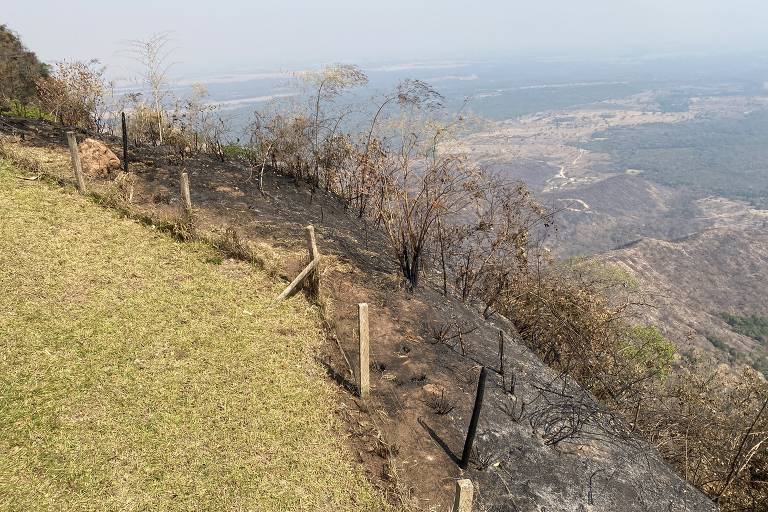 Fogo subiu e chegou até a área alta do Mirante do Morro dos Ventos, na Chapada dos Guimarães