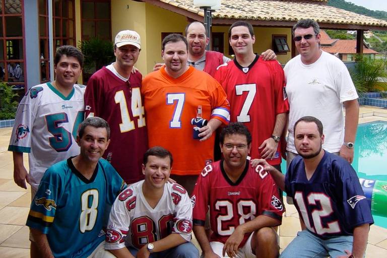 Grupo de fãs reunido em Amparo para acompanhar jogos da NFL