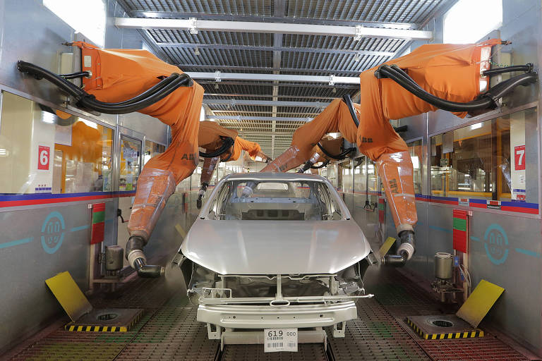 Carro sendo montado na linha de produção do grupo Stellantis em Córdoba, Argentina